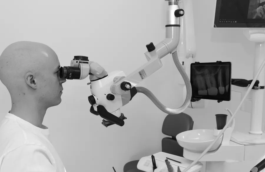 Dr. Philipp Brenner bei der Behandlung unter dem Operationsmikroskop