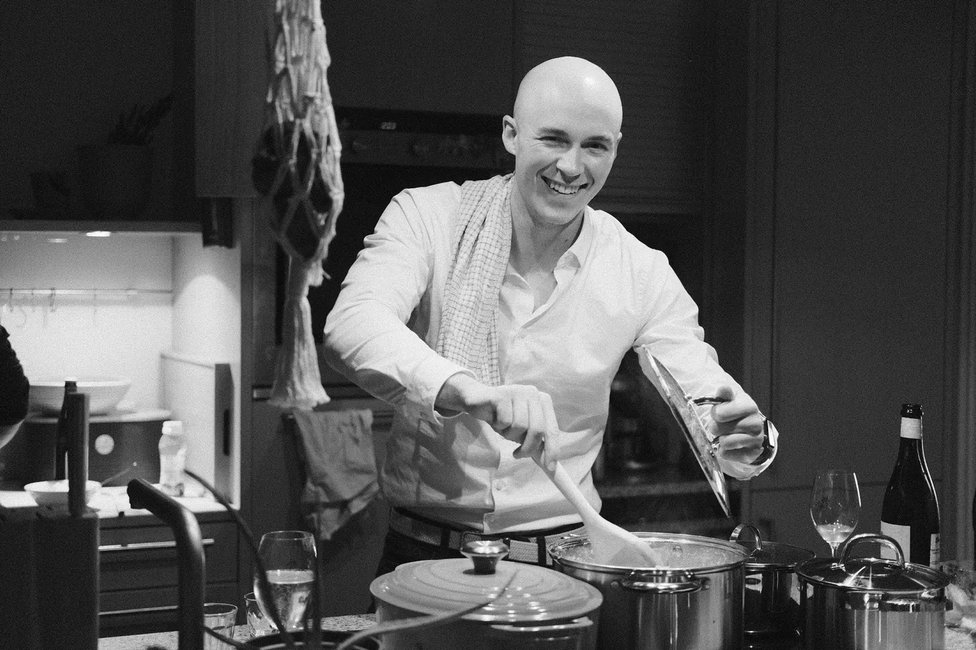 Dr. Philipp Brenner beim Kochen, lachend am Herd